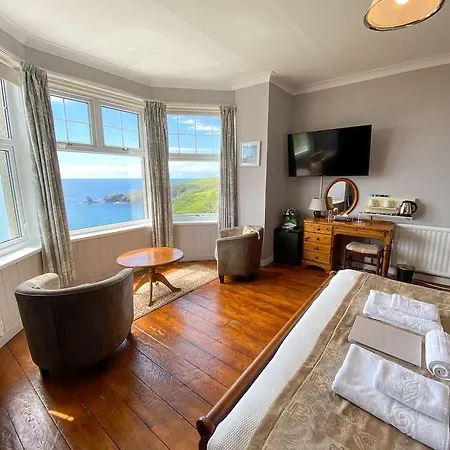 Housel Bay Otel